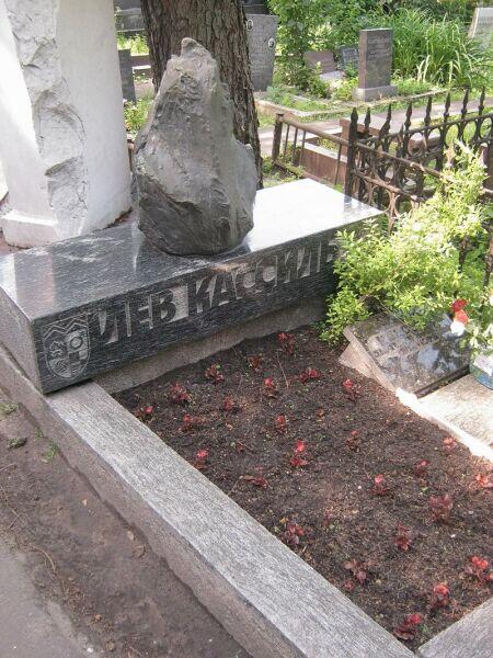 Могила Кассиля на Новодевичьем кладбище Москвы
