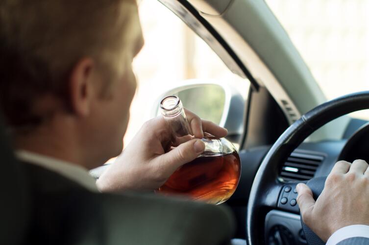 Не пейте алкоголь даже в стоящем автомобиле с заглушенным двигателем