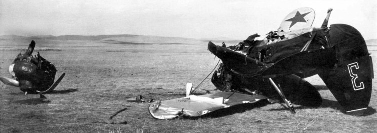 Халкин-Гол. Сбитый советский истребитель И-15 бис