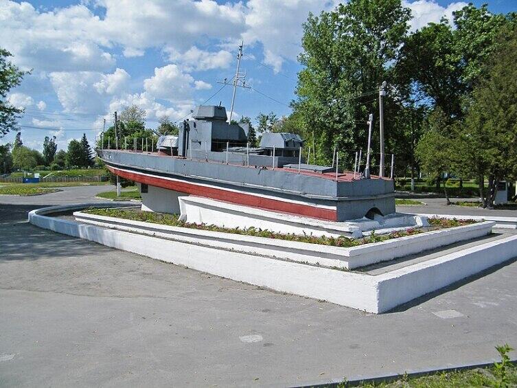Памятник бронекатеру в Пинске