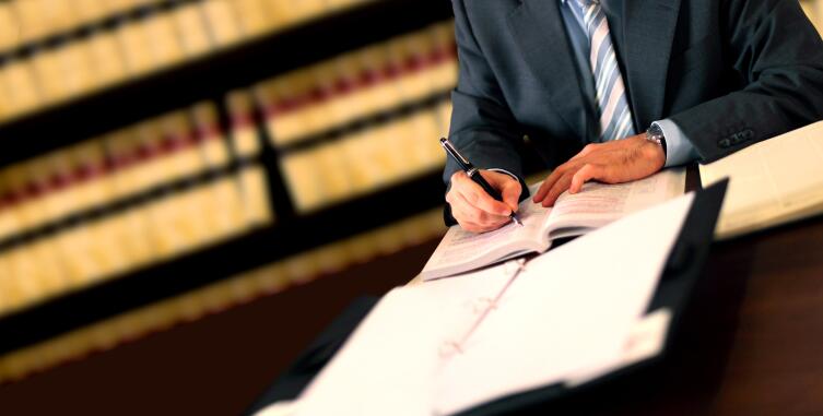 Адвокат или юрист: к кому обратиться за помощью?
