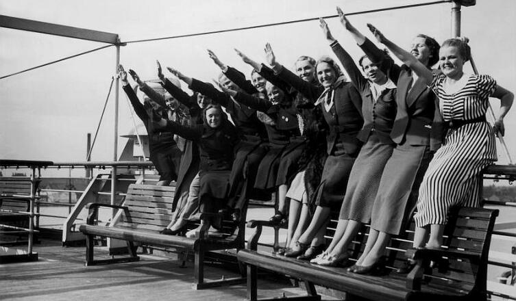 Группа немецких работниц и служащих во время круиза на борту пассажирского лайнера «Вильгельм Густлофф» организации «Сила через радость» (КДФ). Пропагандистское фото НСДАП, 1938 г.