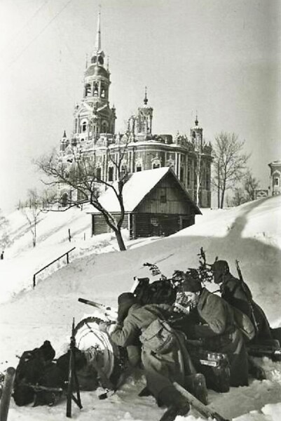 Советская артиллерия ведёт бой за Можайск, на заднем плане Никольский собор