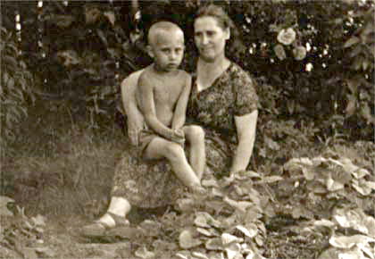 Владимир Путин в возрасте 6 лет со своей матерью, 1958 г.