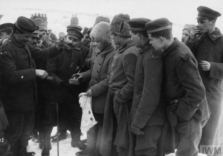 Обмен товарами между немецкими и советскими солдатами, февраль 1918 г.