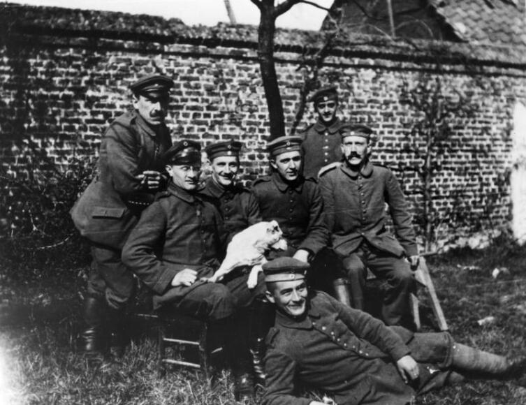 Гитлер среди сослуживцев (сидит справа), 1914 г.