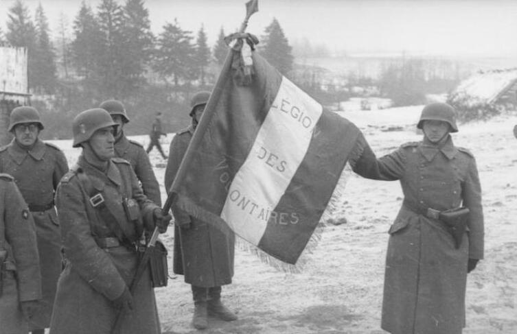 Французские добровольцы со знаменем легиона под Москвой в ноябре 1941 г. Легион воевал на стороне Германии