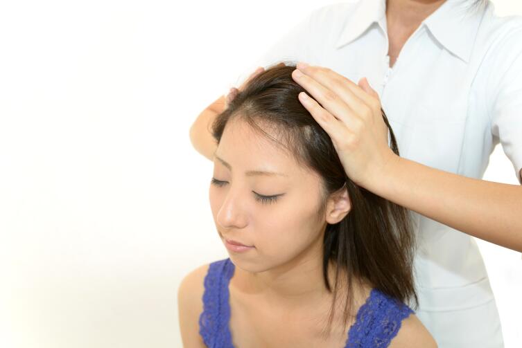 Зачем нужен массаж волосистой части головы?