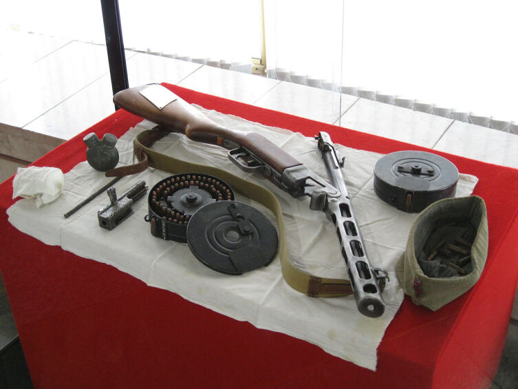 ППШ имеет ствольную коробку, слитую с кожухом ствола, затвор с предохранителем на рукоятке взведения. Экспонаты музея-панорамы «Сталинградская битва»