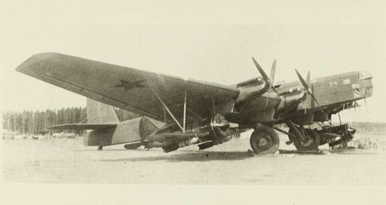 ТБ-3 «Звено-СПБ» с моторами АМ-34ФРН, под крылом подвешены И-16 тип. 24, c бомбами ФАБ-250