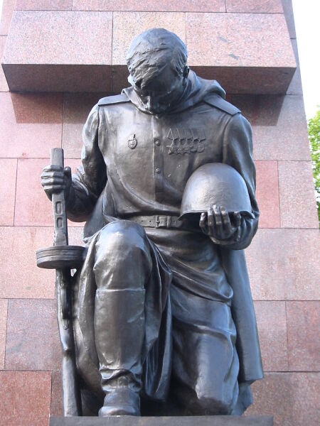 Памятник неизвестному солдату в Трептов-парке в Берлине