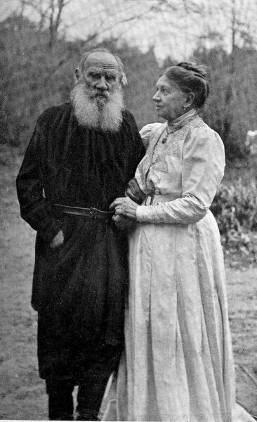 Лев Николаевич и Софья Андреевна в Ясной Поляне, за полтора месяца до смерти писателя