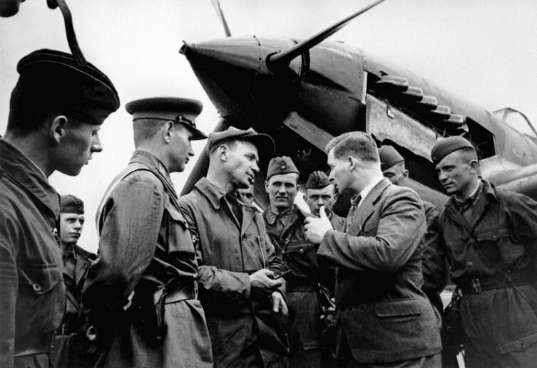 Советский авиаконструктор С.В. Ильюшин беседует с летчиком-испытателем В.К. Коккинаки