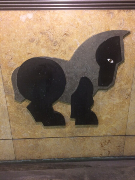 Боевые лошадки рыцарей. Станция «Мартин Муниш» Лиссабонского метрополитена