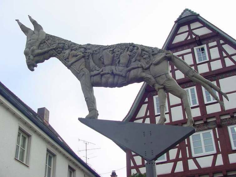 Спор из-за тени осла. Скульптура на рыночной площади г. Биберах-ан-дер-Рис