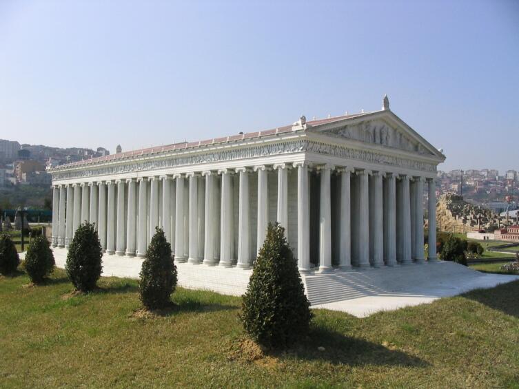 Модель храма Артемиды Эфесской в Турции в парке Миниатюрк