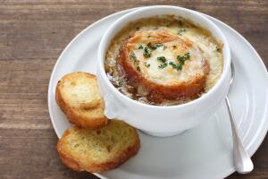 Как приготовить настоящий французский луковый суп?