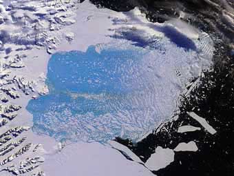 Ледник Ларсена B в процессе разрушения, фото NASA, 2005 г.