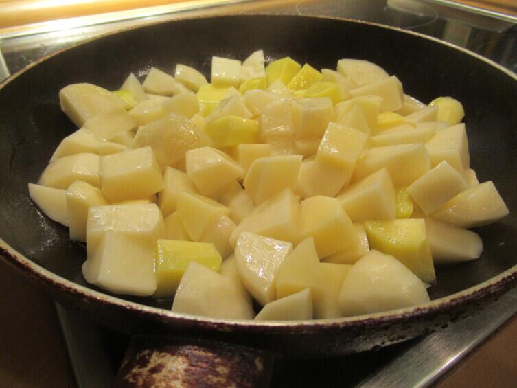 Отправляем на сковородку почищенный и порезанный небольшими кубиками картофель