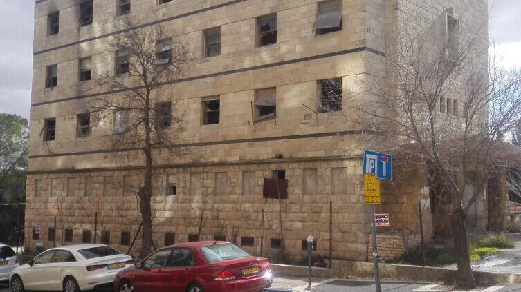 Теория разбитых стёкол универсальна. Здание бывшего управления строительной компании в Иерусалиме