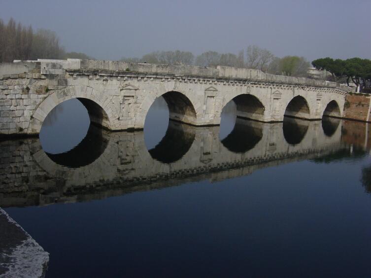 Ponte de Tiberio в Римини.