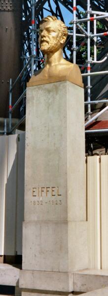 Бюст Эйфеля у подножия Эйфелевой башни.