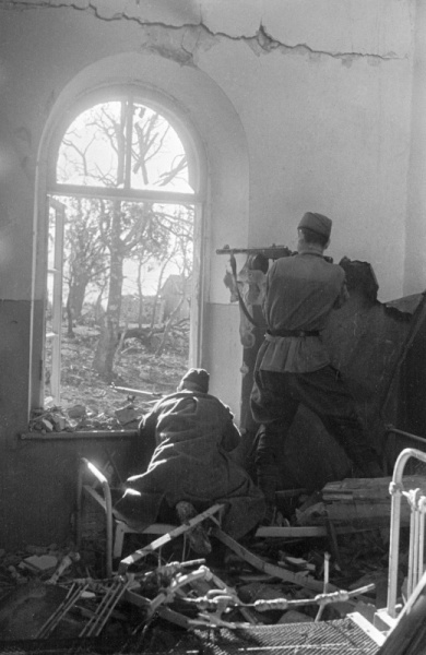 Советские бойцы ведут огонь из оконного проема в доме северо-восточнее Туапсе