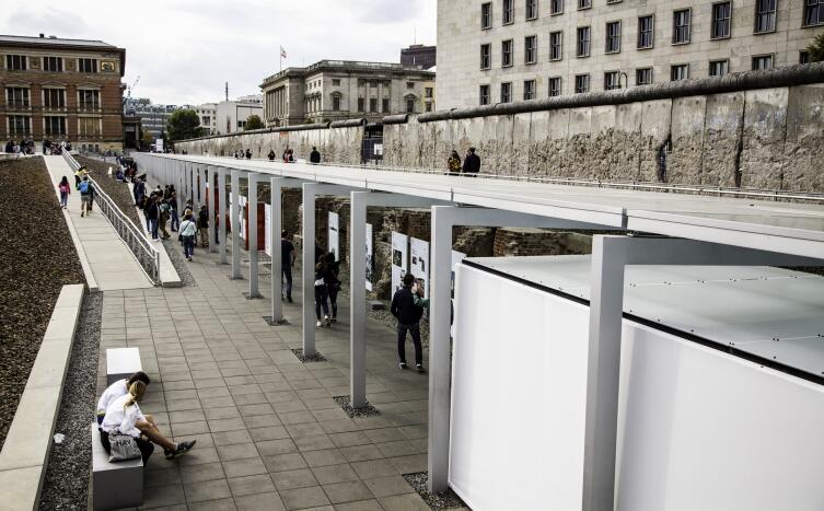 08 сентября 2019 года: Люди у мемориала Берлинской стены в Берлине, Германия