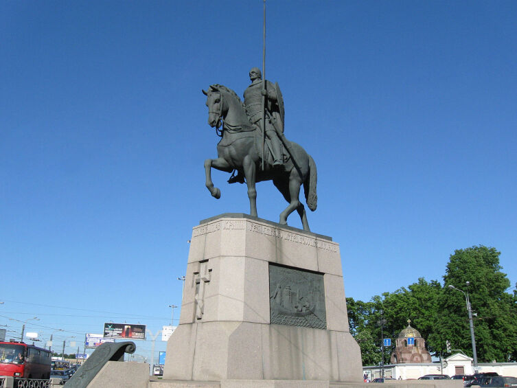 Памятник Александру Невскому в Санкт-Петербурге на площади Александра Невского перед Александро-Невской лаврой