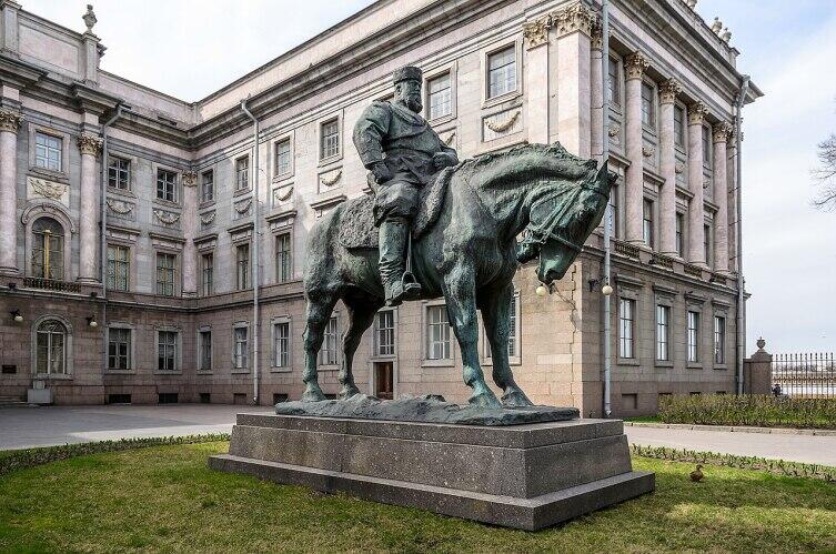 Памятник Императору Александру III во дворе Мраморного дворца в Санкт-Петербурге