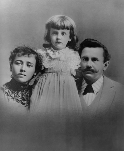 Уильям Портер с семьёй (супруга Атоль и дочь Маргарет) в начале 1890-х