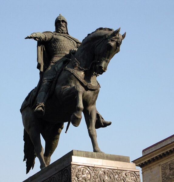 Памятник Юрию Долгорукому на Тверской площади в Москве