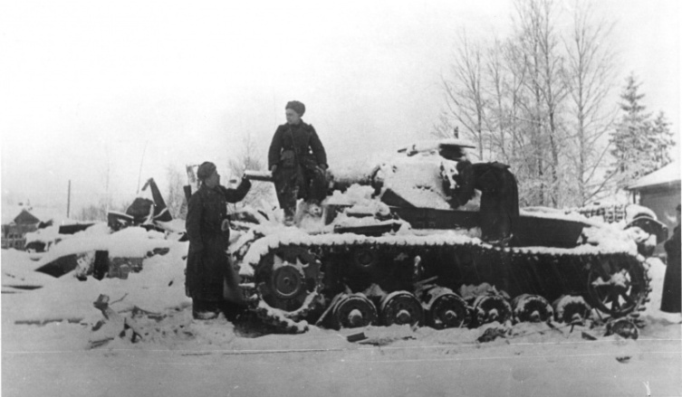 Красноармейцы осматривают немецкий танк Pz.Kpfw. III, захваченный в деревне Крюково под Москвой