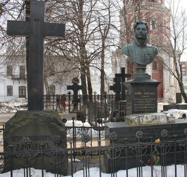 Могила Д. В. Давыдова на кладбище Новодевичьего монастыря