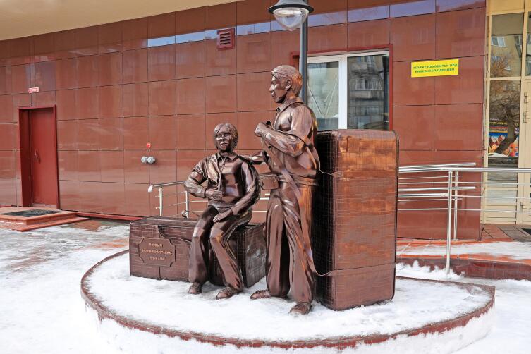 Памятник первым предпринимателям - челнокам в Бердске, Новосибирская область, Россия