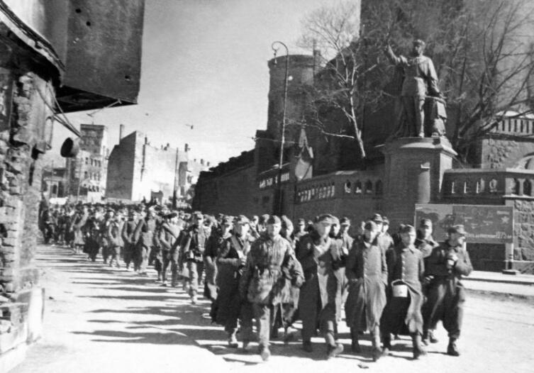 Колонна немецких военнопленных проходит у памятника Вильгельму I в захваченном Кёнигсберге