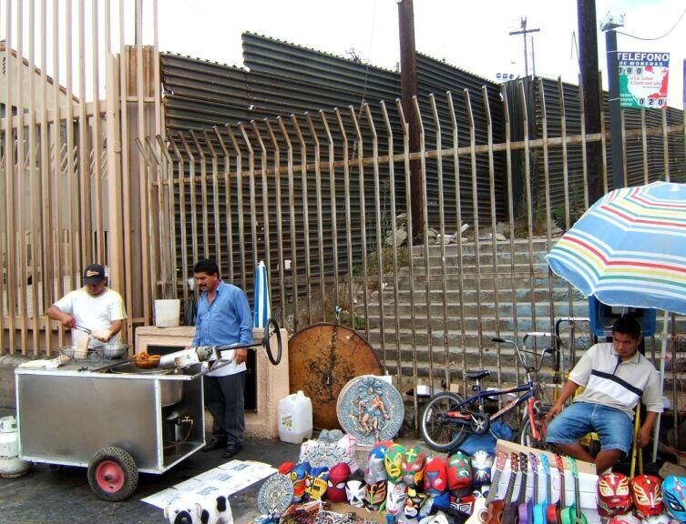Американо-мексиканская стена возле пешеходного перехода через границу в городе Тихуана