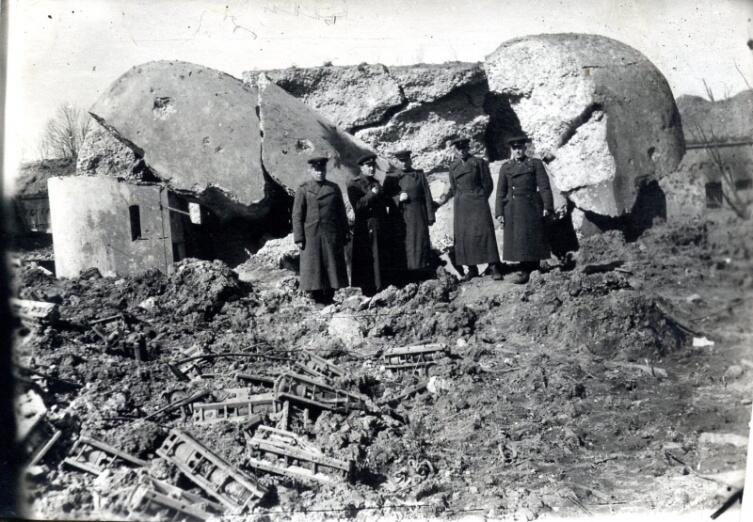 Советские офицеры у разрушенного немецкого ДОТа у форта №5 в Кёнигсберге
