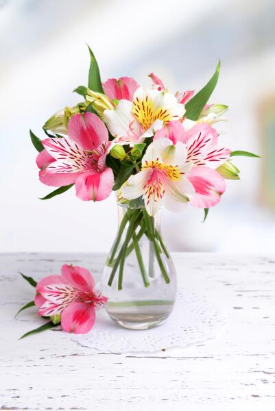 Альстромерия, цветы в вазе