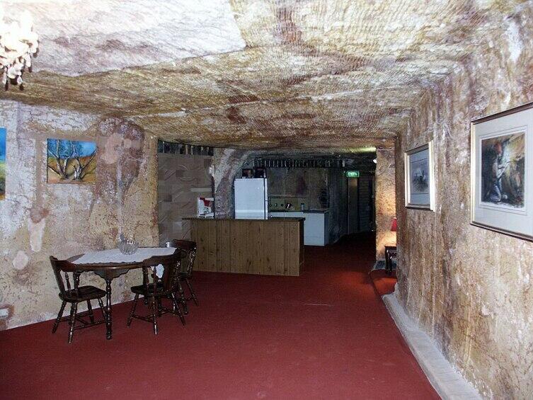 Интерьер подземного жилища в Кубер Педи