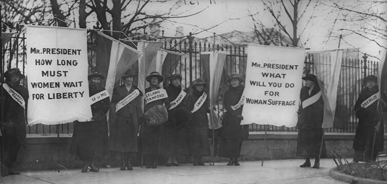 Американские суфражистки пикетируют Белый дом весной 1917 г.
