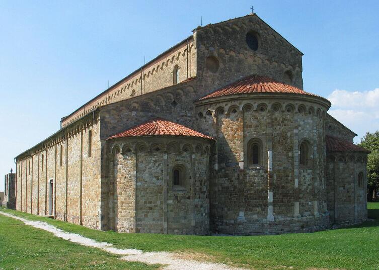 Романская базилика Сан-Пьеро-а-Градо в Пизе, X век