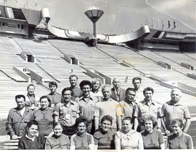 За день до закрытия Олимпиады-80. В среднем ряду слева-направо третий-автор, а рядом, четвёртый- Лёня Соколенко