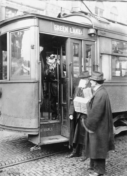 В Сиэтле во время «испанки» пассажиров пускали в трамвай только в защитных масках