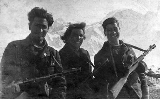 Л. Г. Коротаева 17 февраля 1943 года со своими боевыми товарищами на Эльбрусе