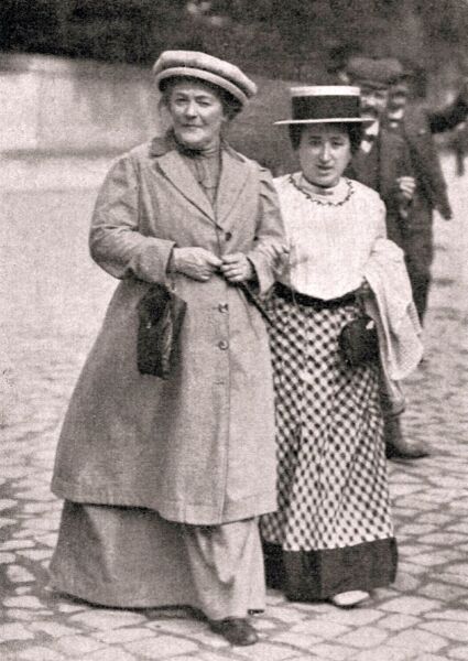 Роза Люксембург (справа) и Клара Цеткин, 1910 г.