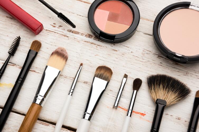 Какая косметика нужна для макияжа: список необходимых средств