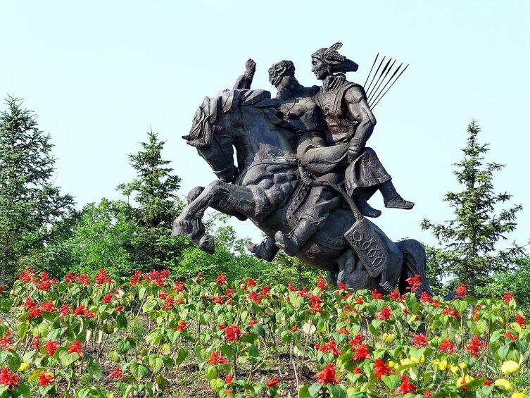«Похищение невесты» — памятник в Нинъань, Китай