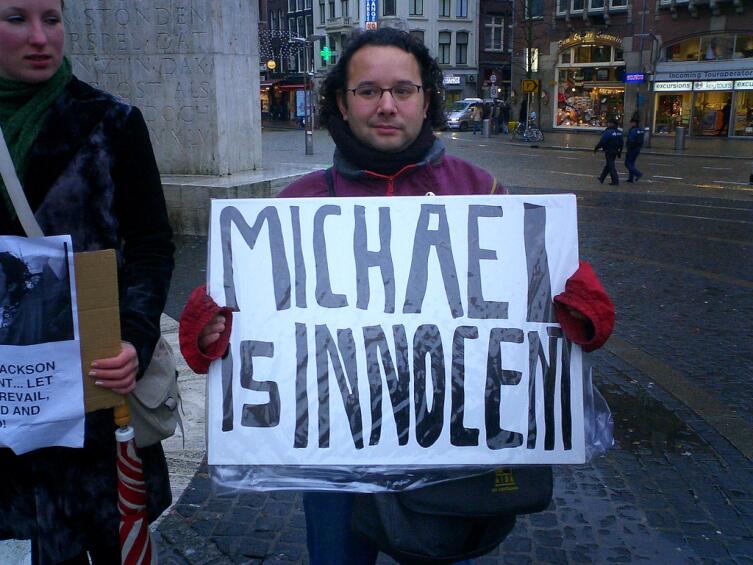 Поклонники Майкла проводили демонстрации в его поддержку во время обвинений. Надпись на плакате — «Майкл невиновен»