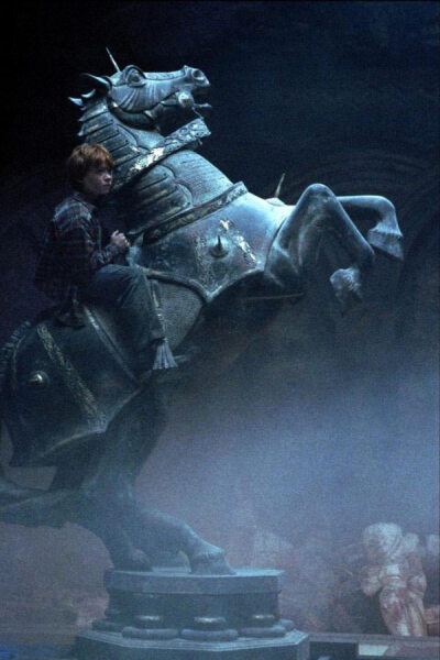 Рон ходит «конём». Кадр из кинофраншизы «Гарри Поттер»